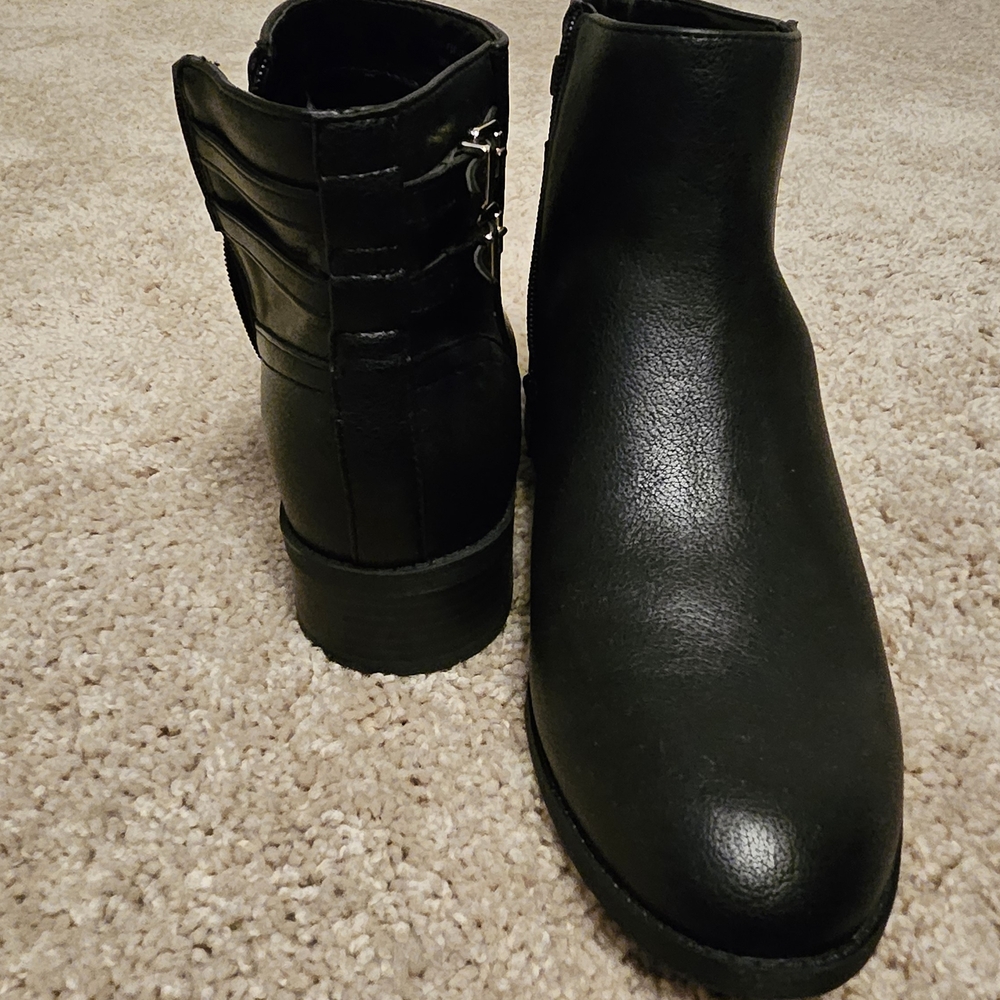 Kelly & Katie Sleek Black Ankle Booties - Picture 4 of 6
